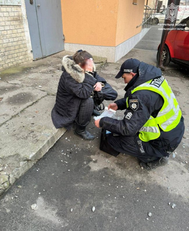 Хмельниччина:  з-під завалів врятували 21-річну дівчину, яка 1,5 години була на зв'язку телефоном