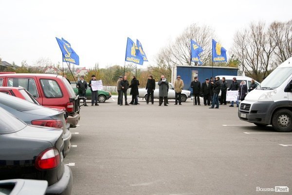 Під Луцьком пікетували гіпермаркет «Епіцентр». ФОТО