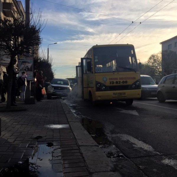 Маршрутка загорілася під час руху в Івано-Франківську. ФОТО