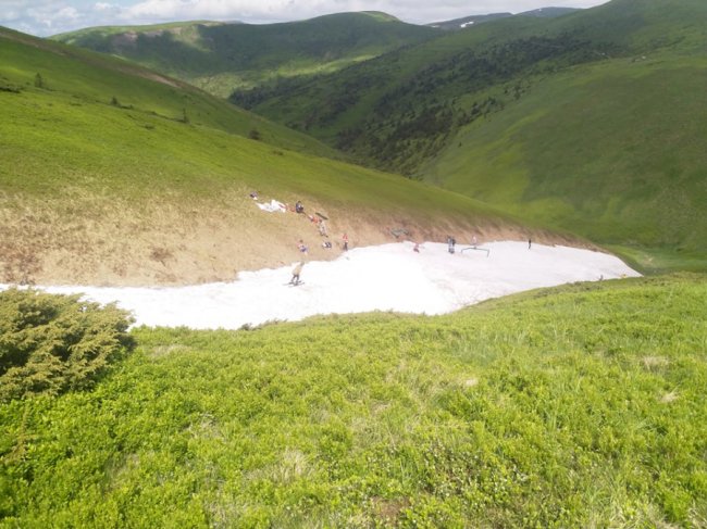 У Карпатах туристи катаються на лижах в купальниках і шортах