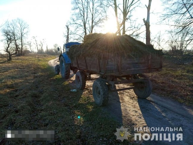 На Рівненщині чоловік впав із причепа трактора та загинув