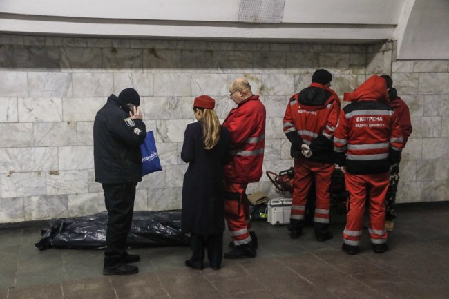 Раптово стало зле: у київському метро помер чоловік
