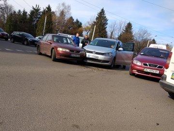 Ранкова аварія у Луцьку: на кільці стукнулися Volkswagen та Opel