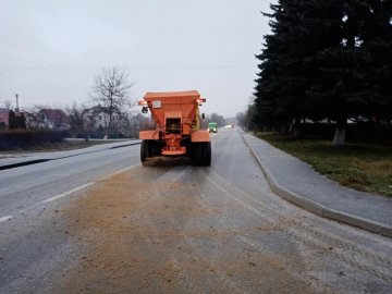 На Волині працює понад 60 машин, які обробляють дороги протиожеледними матеріалами 
