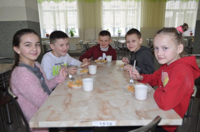 Котлети не смажать, а запікають та менше солодощів: у волинській школі змінюють харчування для учнів