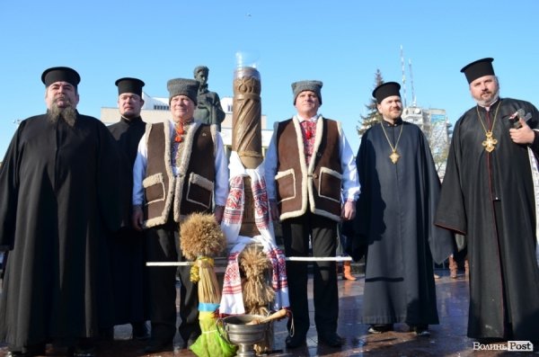 На «Різдві у Луцьку» вогнем з Віфлеєму підпалили майже 2-метрову свічку. ФОТО