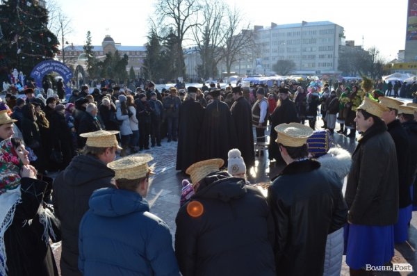 На «Різдві у Луцьку» вогнем з Віфлеєму підпалили майже 2-метрову свічку. ФОТО
