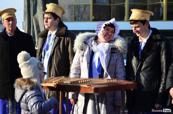 На «Різдві у Луцьку» вогнем з Віфлеєму підпалили майже 2-метрову свічку. ФОТО