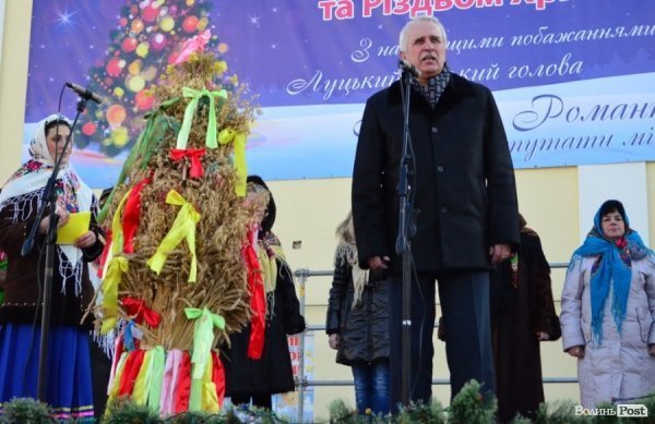 На «Різдві у Луцьку» вогнем з Віфлеєму підпалили майже 2-метрову свічку. ФОТО