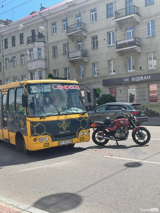 У Луцьку –  ДТП: зіткнулися маршрутка та мотоцикліст. ФОТО