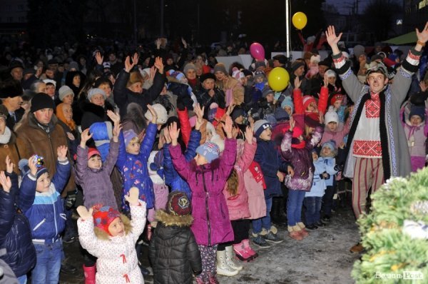 У Луцьку засяяла головна ялинка