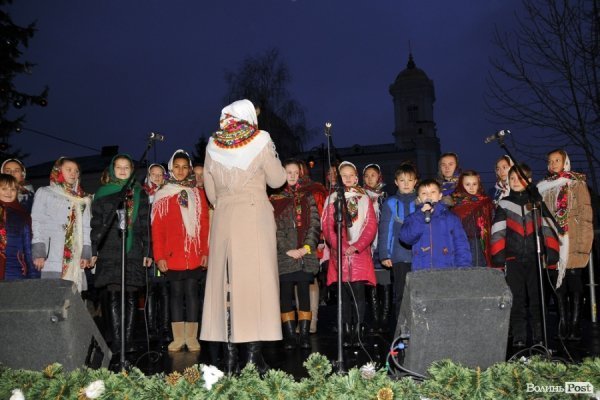 У Луцьку засяяла головна ялинка