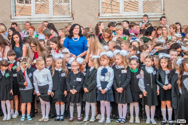 Квіти, вітання та усміхнені першачки: у луцькій школі №9 пролунав перший дзвоник. ФОТО