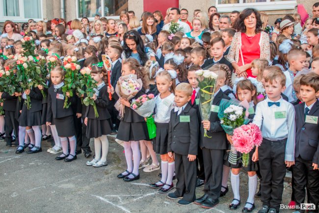 Квіти, вітання та усміхнені першачки: у луцькій школі №9 пролунав перший дзвоник. ФОТО