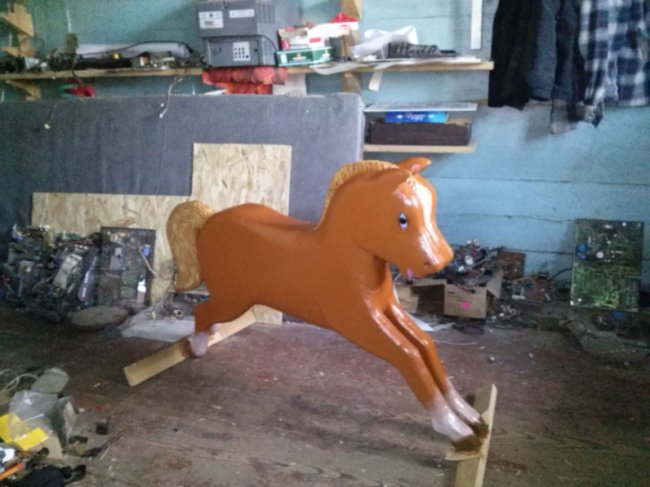 Самородок зі Світязя пише картини, малює ікони та займається столярством 