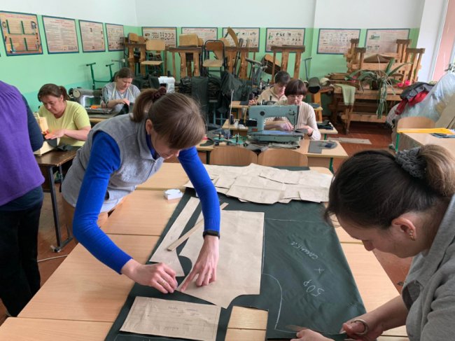 «Спочатку ми купили оверлок». Як дві сільські школи на Волині стали шити військову амуніцію