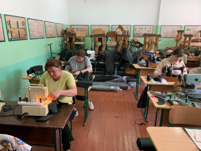 «Спочатку ми купили оверлок». Як дві сільські школи на Волині стали шити військову амуніцію