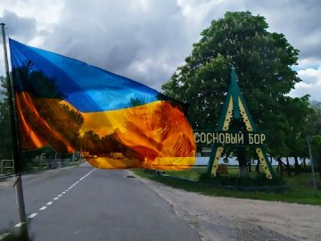 У білоруському селі чоловік вивісив прапор України: силовики влаштували облаву