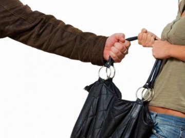 Вирвав із рук перехожої жінки сумку: волинянин відсидить 4 роки за грабіж