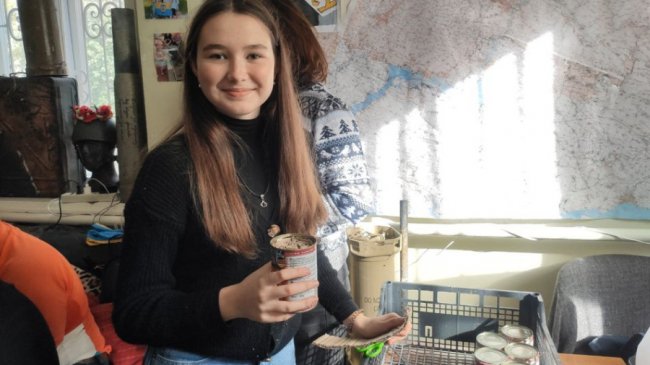 Волонтери на Волині виготовляють окопні свічки для військових. ФОТО. ВІДЕО