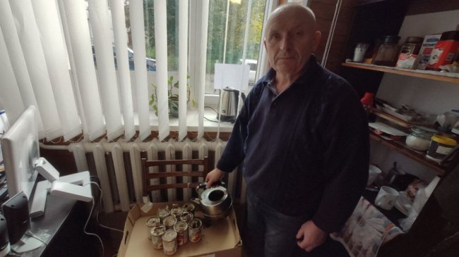 Волонтери на Волині виготовляють окопні свічки для військових. ФОТО. ВІДЕО