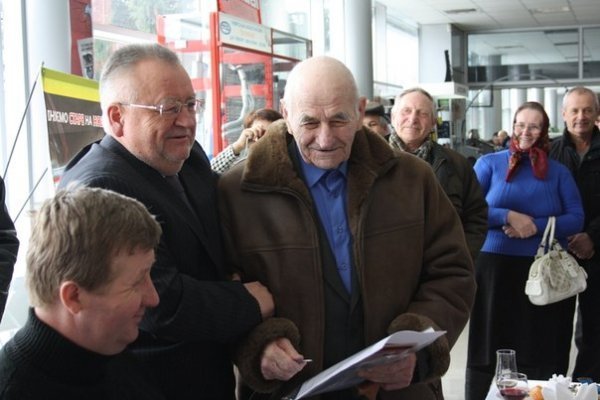 Губернатор Волині роздав вісім автомобілів. ФОТО