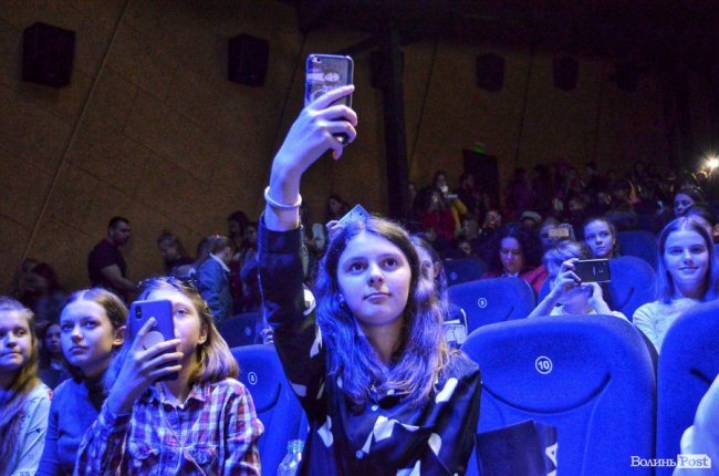 Актори серіалу «Школа» зустрілися з фанами у луцькому «Промені». ФОТО