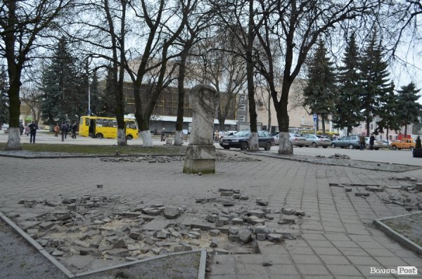 Луцький Автомайдан відновить бруківку біля міліції. ФОТО