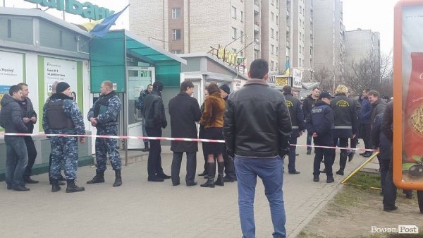 В Луцькому відділенні банку невідомий погрожував усіх підірвати. ФОТО. ВІДЕО