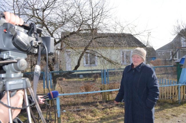 Без спецодягу та техніки: волинський рятувальник витягнув з пожежі стареньку односельчанку. ФОТО