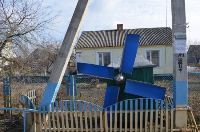 Без спецодягу та техніки: волинський рятувальник витягнув з пожежі стареньку односельчанку. ФОТО