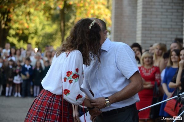 Перший дзвоник у луцьких школах. ФОТОРЕПОРТАЖ