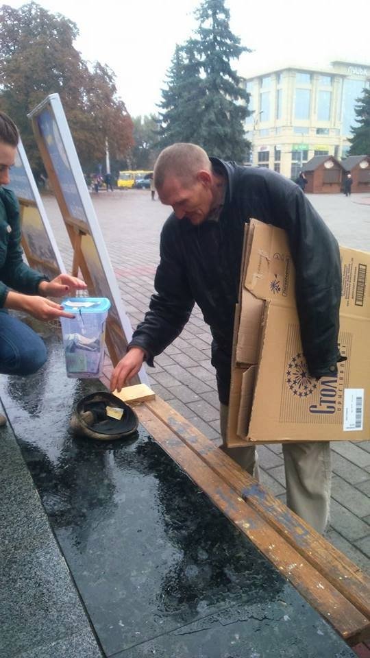 Волинські волонтери гаражним розпродажем заробили 20 тисяч для бійців АТО. ФОТО