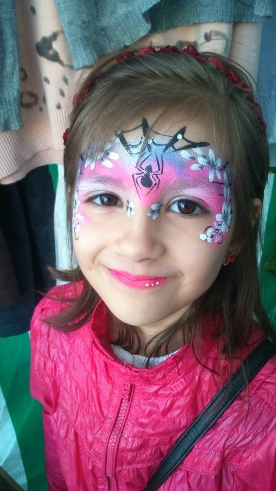 Волинські волонтери гаражним розпродажем заробили 20 тисяч для бійців АТО. ФОТО