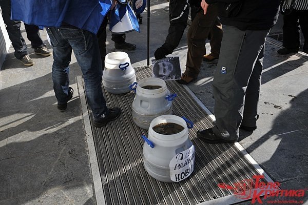 Активісти вилили лайно під двері «Інтера». ФОТО. ВІДЕО