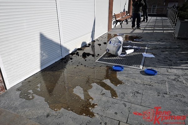 Активісти вилили лайно під двері «Інтера». ФОТО. ВІДЕО