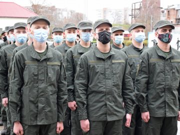У Луцьку до військової частини Нацгвардії прибули перші новобранці. ФОТО