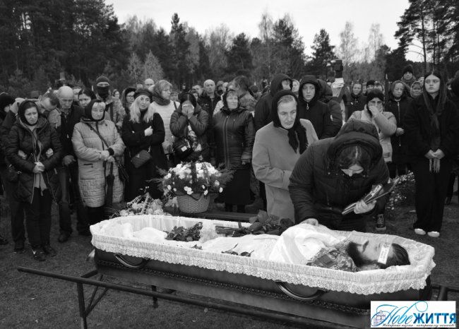 Волиняни встелили квітами шлях для кортежу полеглого Героя: в останню дорогу провели воїна Андрія Бондара