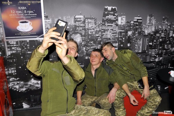 Кіно й розваги: у Луцьку благодійники організували для бійців емоційну реабілітацію
