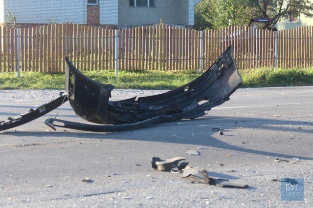 Небезпечний обгін: на Волині зіткнулись бус та легковик. ФОТО