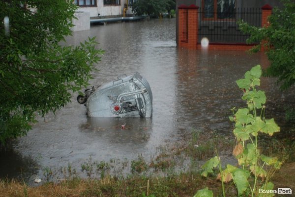 Вода перекинула смітник на Потапова