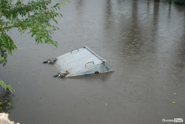 Вода перекинула смітник на Потапова