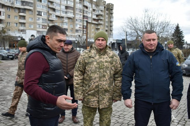 Волинь передала військовим дві вантажівки з генераторами, пічками-буржуйками. ФОТО