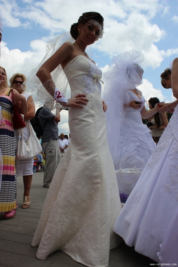 Парад наречених у Луцьку. ФОТО