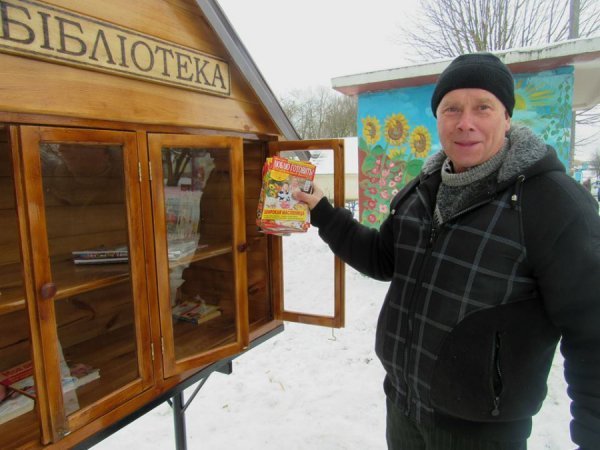 У волинському селі створили вуличну бібліотеку