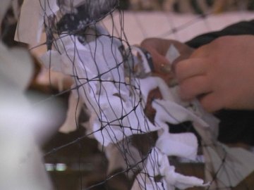 На Волині плетуть зимове маскування для військових: потрібні помічники