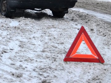 На Волині автівка злетіла у кювет, жінку з численними травмами госпіталізували