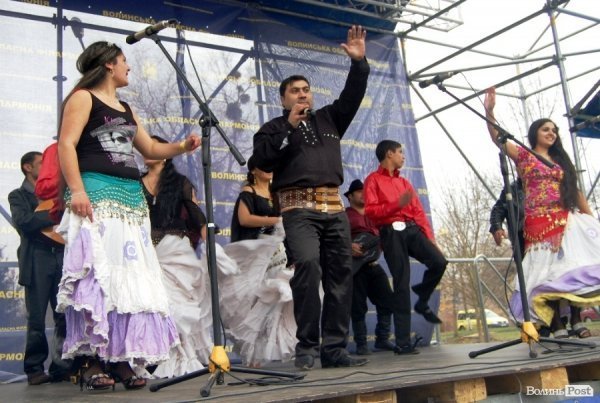 У центрі Луцька гуляли цигани. ФОТО