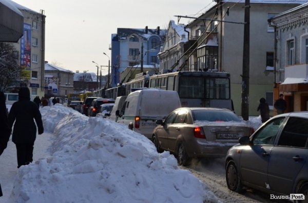У центрі Луцька - знову затор. Тепер через водія «Мазди». ФОТО 