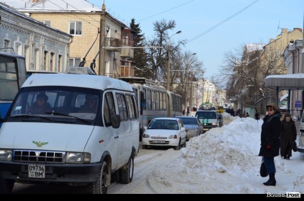 У центрі Луцька - знову затор. Тепер через водія «Мазди». ФОТО 